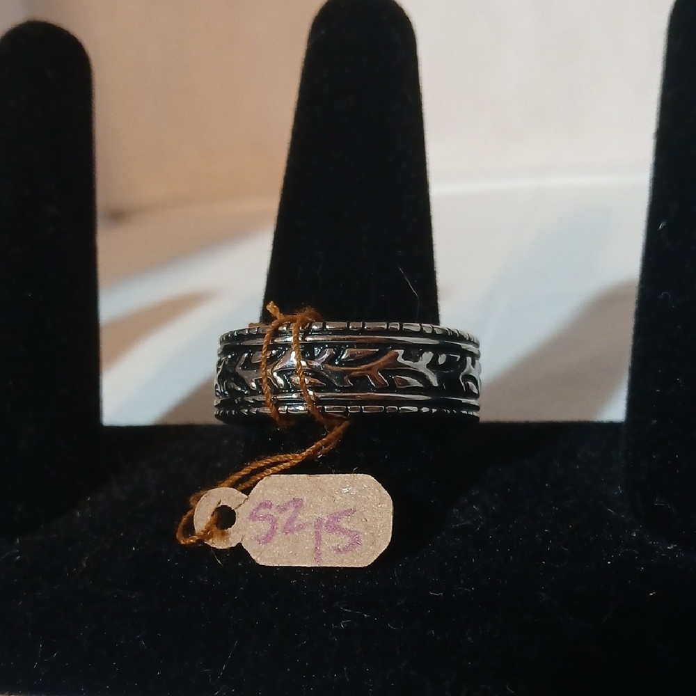 Silver Tone Ring With Design - Picture 3 of 4